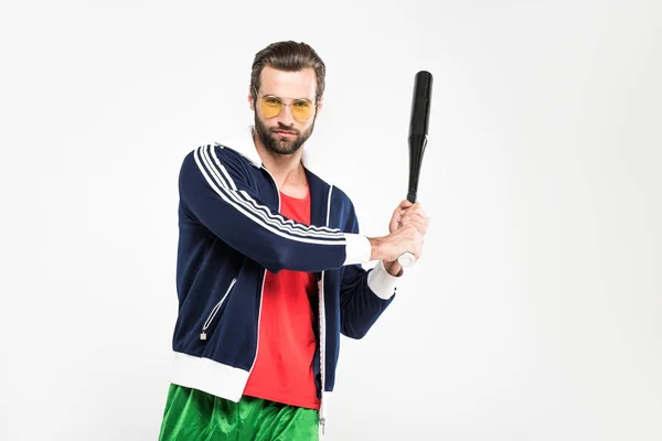 Ретро спортсмен в сонцезахисних окулярах тримає бейсбольну кажана, ізольовані на білому — стокове фото