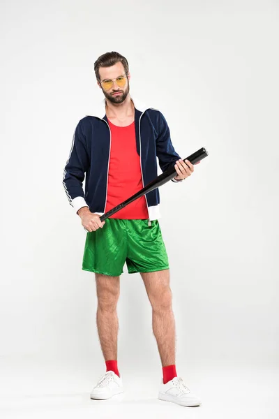 Joueur de baseball rétro en lunettes de soleil avec batte de baseball, isolé sur blanc — Photo de stock