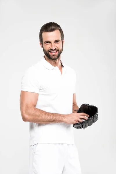 Jugador de béisbol alegre con guante de béisbol y pelota, aislado en gris - foto de stock