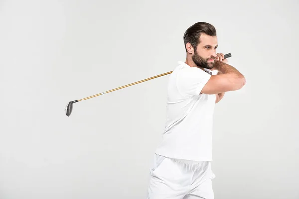 Golfeur masculin en tenue de sport blanche avec club de golf, isolé sur gris — Photo de stock