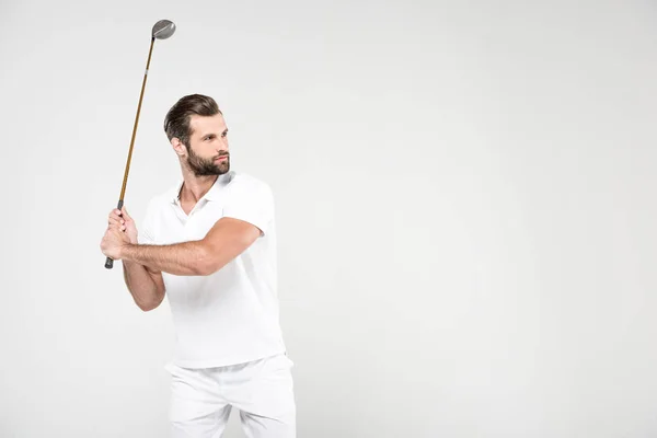 Joueur de golf confus en tenue de sport blanche avec club de golf, isolé sur gris — Photo de stock