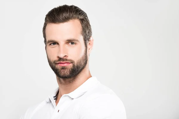 Portrait d'un bel homme barbu regardant la caméra, isolé sur gris — Photo de stock