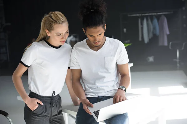 Junge multiethnische Geschäftskollegen nutzen gemeinsam Laptop im Büro — Stockfoto