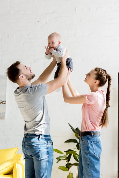 Heureux famille jouer avec bébé garçon à la maison — Photo de stock