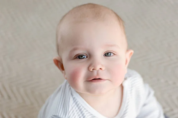 Retrato de adorable niño pequeño - foto de stock