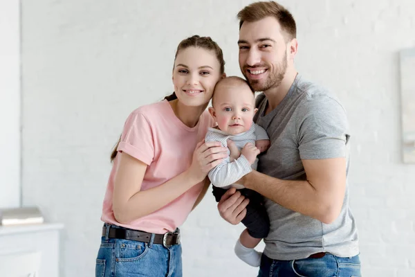 Padre e madre con bambino — Foto stock