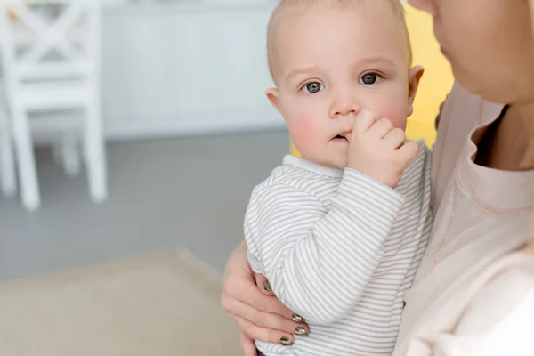 Adorabile piccolo figlio su mamme mani — Foto stock