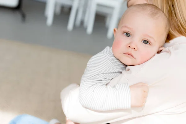 Figlio neonato sdraiato sulle mani delle madri — Foto stock