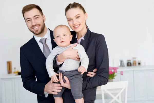 Sorrindo casal de negócios com o pequeno filho em casa — Fotografia de Stock