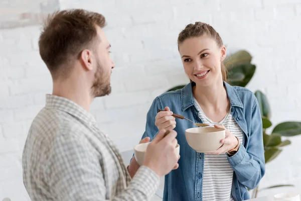 Giovane coppia mangiare corn flakes per colazione al mattino — Foto stock