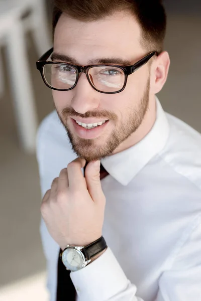 Bel homme d'affaires souriant en lunettes regardant la caméra — Photo de stock