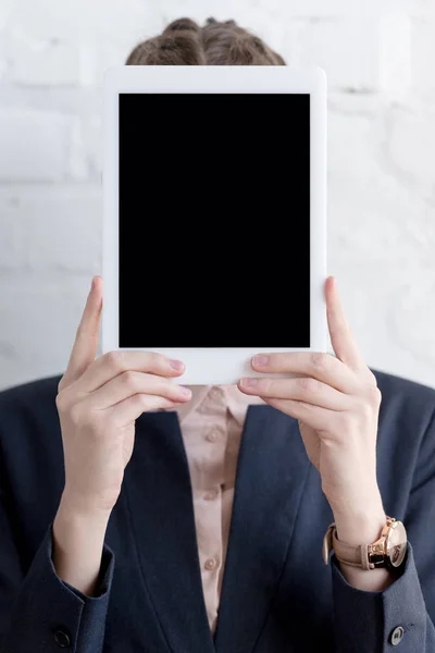 Femme d'affaires en costume tenant tablette numérique avec espace de copie — Photo de stock