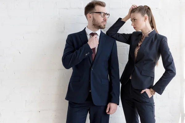 Professionisti uomini d'affari in giacca e cravatta posa vicino muro bianco — Foto stock