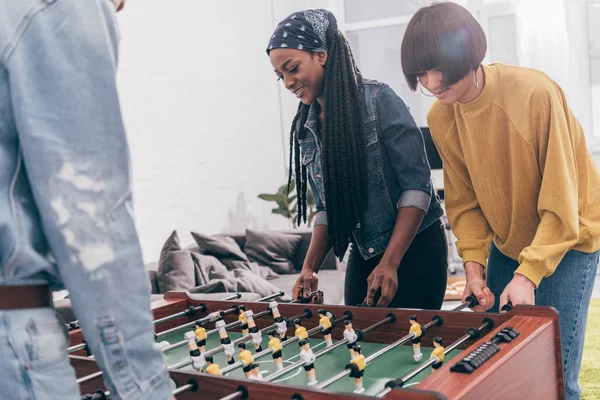 Tiro cortado de jovens amigos multiétnicos jogando futebol de mesa — Fotografia de Stock