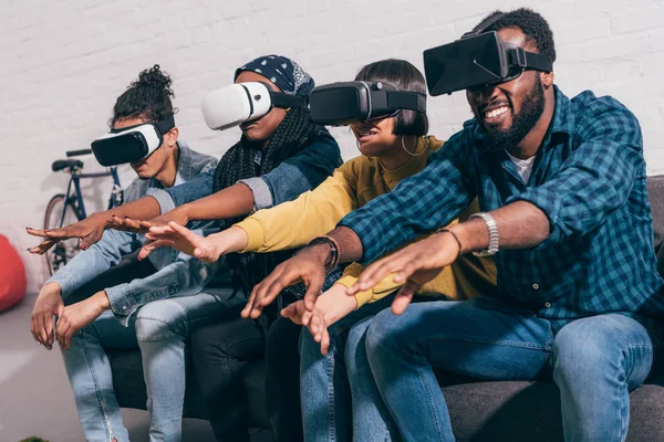 Группа молодых мультикультурных друзей, использующих гарнитуры виртуальной реальности — стоковое фото