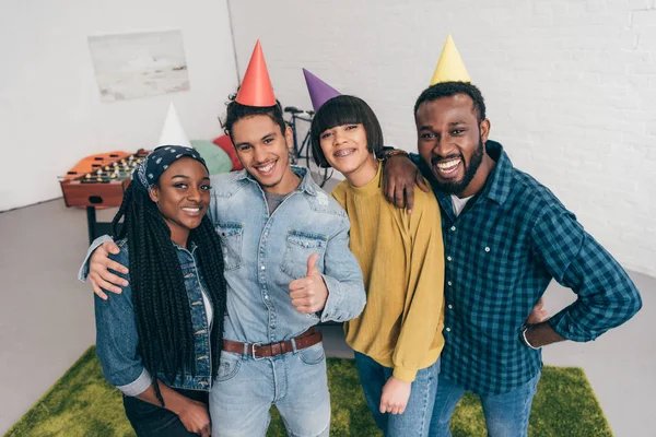 Misto raça jovem polegar até pé com amigos em festa chapéus — Fotografia de Stock