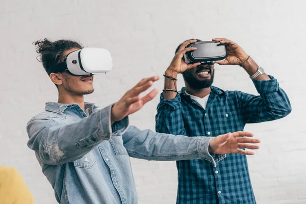 Jovens amigos do sexo masculino usando fones de ouvido realidade virtual — Fotografia de Stock