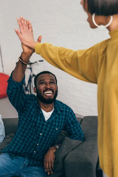 Jovem sorrindo preto homem tomando alta cinco para namorada — Fotografia de Stock