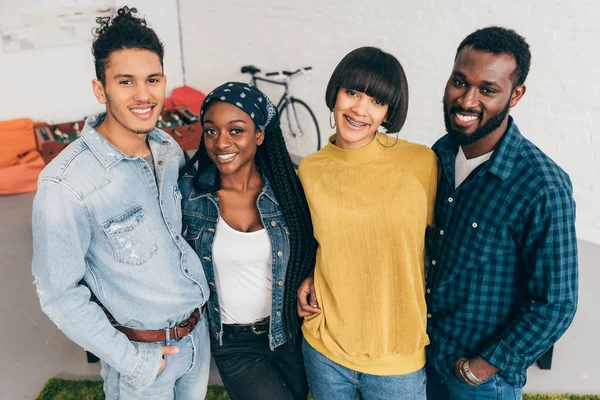 Vista de ángulo alto del grupo sonriente de amigos multiculturales - foto de stock