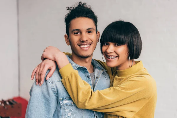 Portrait de jeune couple mixte souriant — Photo de stock