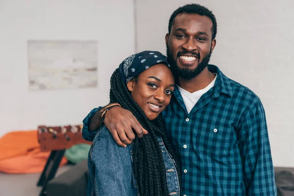 Retrato de jovem casal afro-americano sorridente — Fotografia de Stock