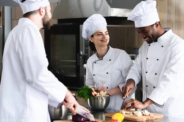 Multiethnisches Köchenteam arbeitet in Restaurantküche zusammen — Stockfoto