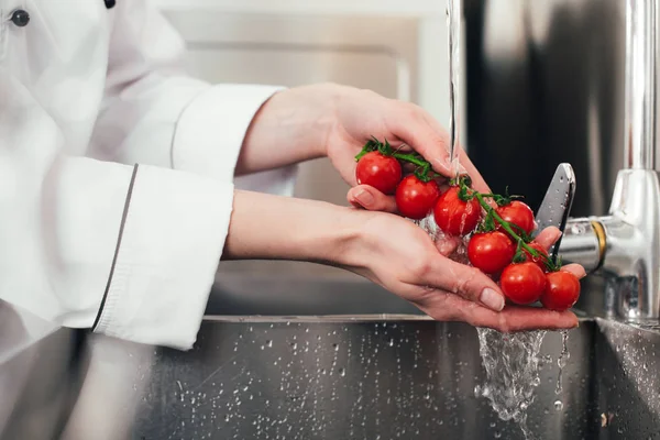 Vista cortada de tomates de lavagem do cozinheiro fêmea — Fotografia de Stock