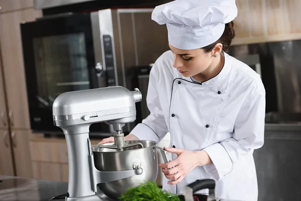 Привабливий шеф-кухар, використовуючи блендер на кухні ресторану — Stock Photo