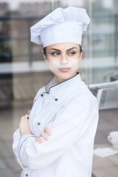 Attrayant chef regardant loin à la cuisine du restaurant — Photo de stock