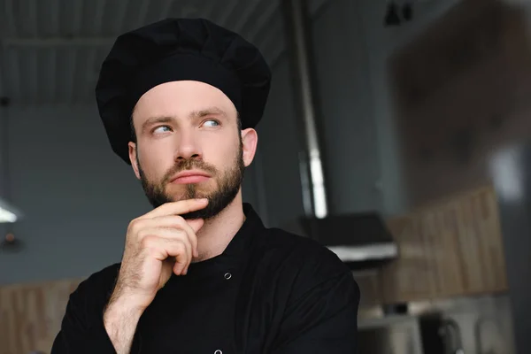 Портрет стомленого красивого шеф-кухаря на кухні ресторану — Stock Photo