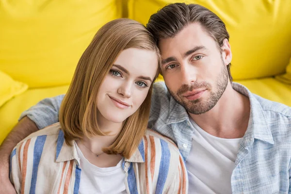 Retrato de hombre joven abrazando novia atractiva - foto de stock