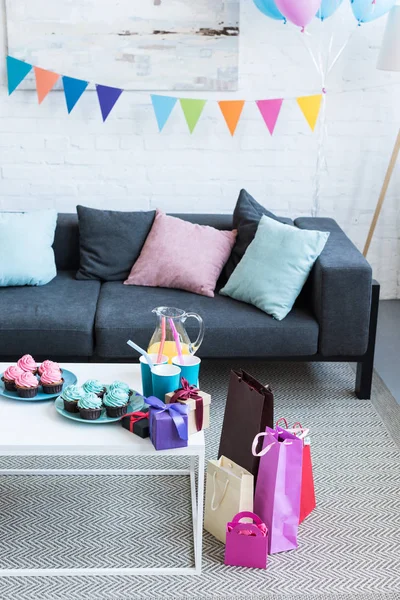 Balões e caixas de presente no quarto, conceito de festa do bebê — Fotografia de Stock