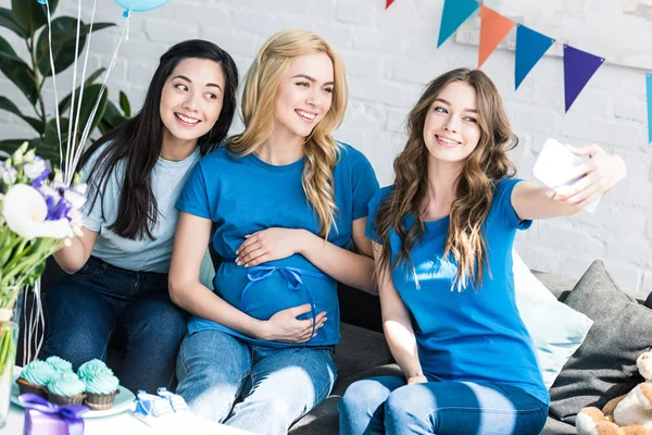 Amis multiculturels et femme enceinte prenant selfie avec smartphone à baby-party — Photo de stock