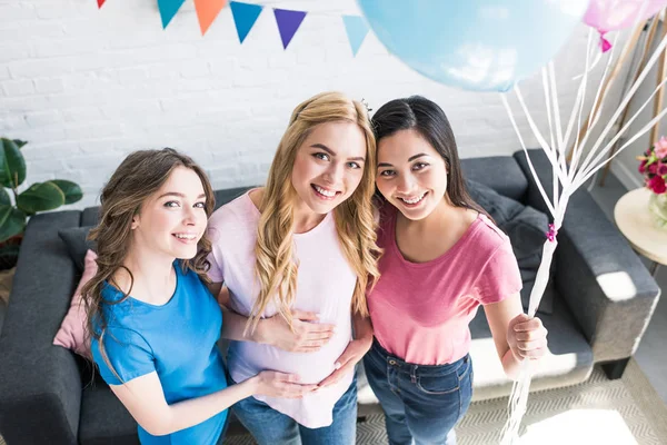 High angle view of multicultural friends and pregnant woman holding bundle of balloons at baby-party — Stock Photo