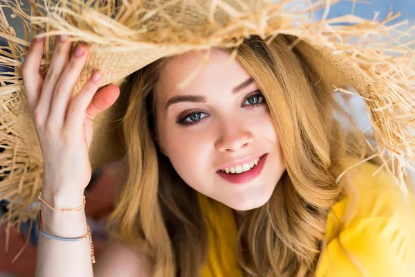 Beautiful smiling girl in straw hat — Stock Photo