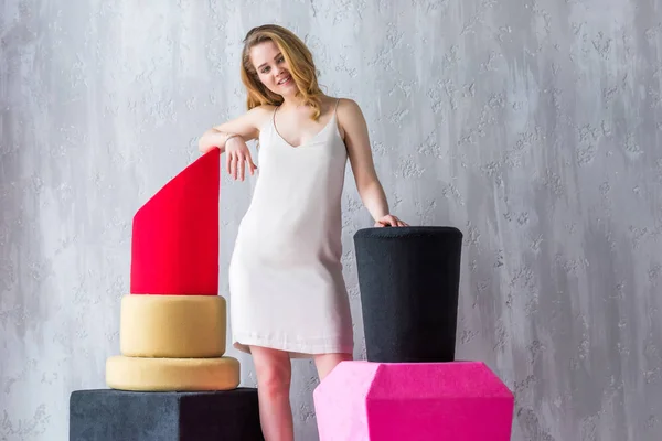 Menina sorridente posando com grande esmalte rosa e batom vermelho — Fotografia de Stock