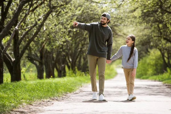 Vater zeigt mit Finger auf Tochter im Park — Stockfoto