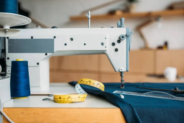 Maßband an Nähmaschine in Nähwerkstatt — Stockfoto