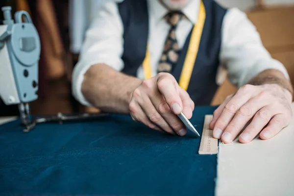 Zugeschnittenes Bild der Schneiderzeichnung auf Tuch bei Nähworkshop — Stockfoto