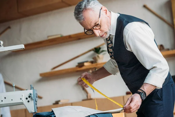 Beau tissu de mesure sur mesure avec ruban à mesurer à l'atelier de couture — Photo de stock