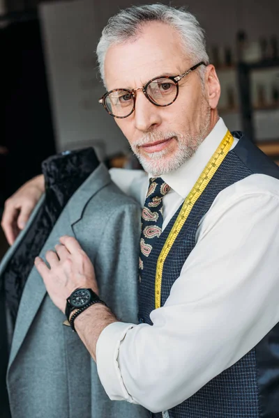 Beau mannequin de câlin tailleur avec veste à l'atelier de couture — Photo de stock