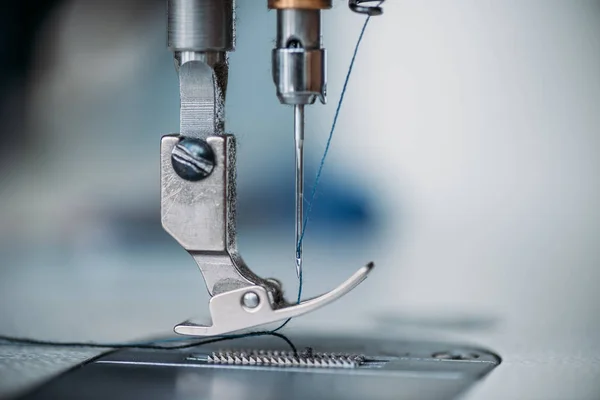 Gros plan de l'aiguille et du fil de la machine à coudre — Photo de stock