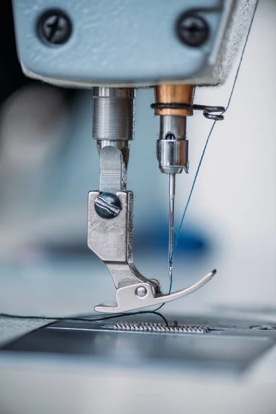 Gros plan de l'aiguille et du fil de la machine à coudre moderne — Photo de stock