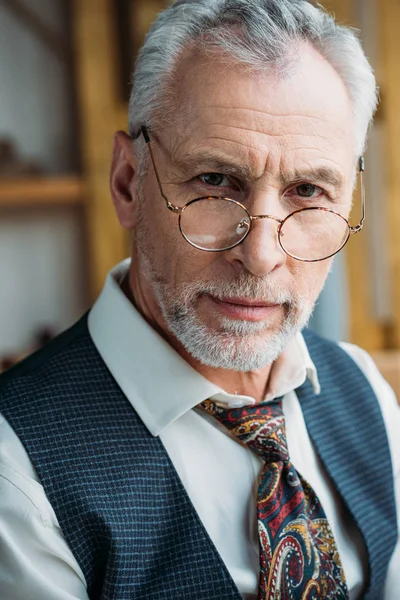 Nahaufnahme eines hübschen reifen Mannes in stilvoller Kleidung, der in die Kamera schaut — Stockfoto