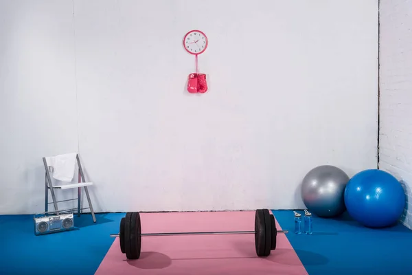 Haltère, gants de boxe, boules de fitness et magnétophone au gymnase — Photo de stock