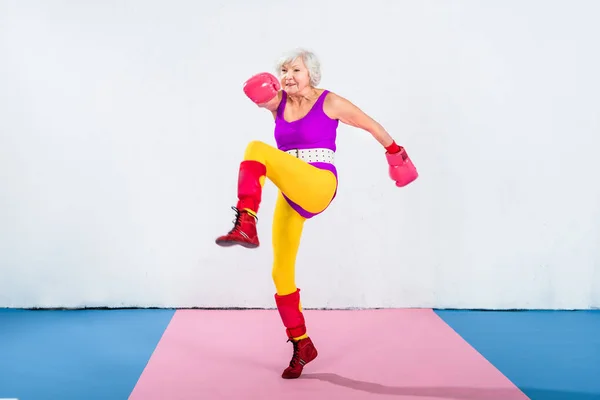 Visão completa do treinamento boxeador feminino sênior e olhando para longe — Fotografia de Stock