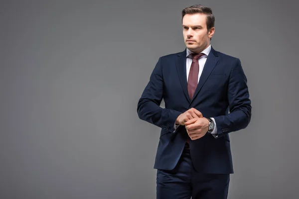 Hombre de negocios guapo en ropa formal, aislado en gris - foto de stock