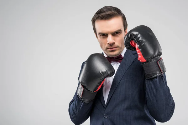 Hombre guapo en esmoquin y guantes de boxeo, aislado en gris - foto de stock