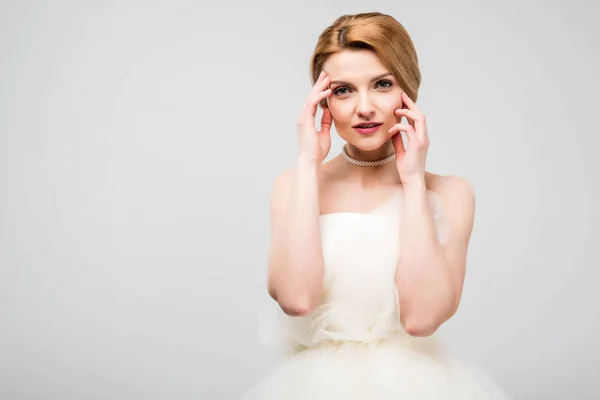 Portrait de jolie mariée tendre en robe de mariée blanche, isolé sur gris — Photo de stock