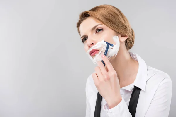 Schöne Geschäftsfrau rasiert Gesicht, isoliert auf grau, Feminismus-Konzept — Stockfoto